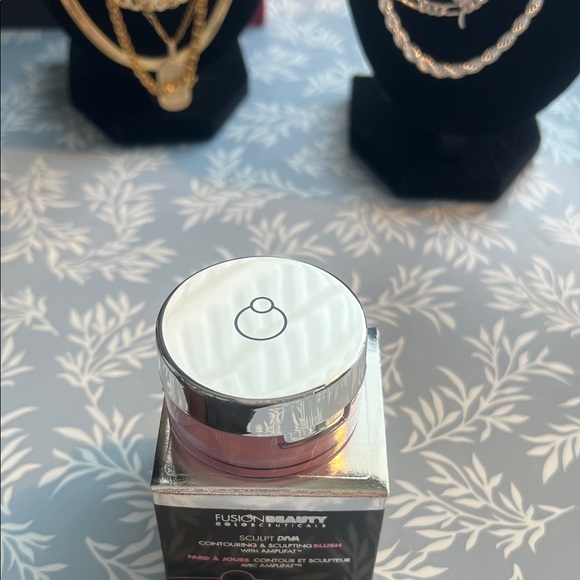 Fusion Beauty. SculptDiva Contouring and Sculpting Blush - shade Haute - Picture 3 of 3